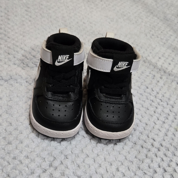 Nike Kids Black and White Sneakers - Picture 2 of 3
